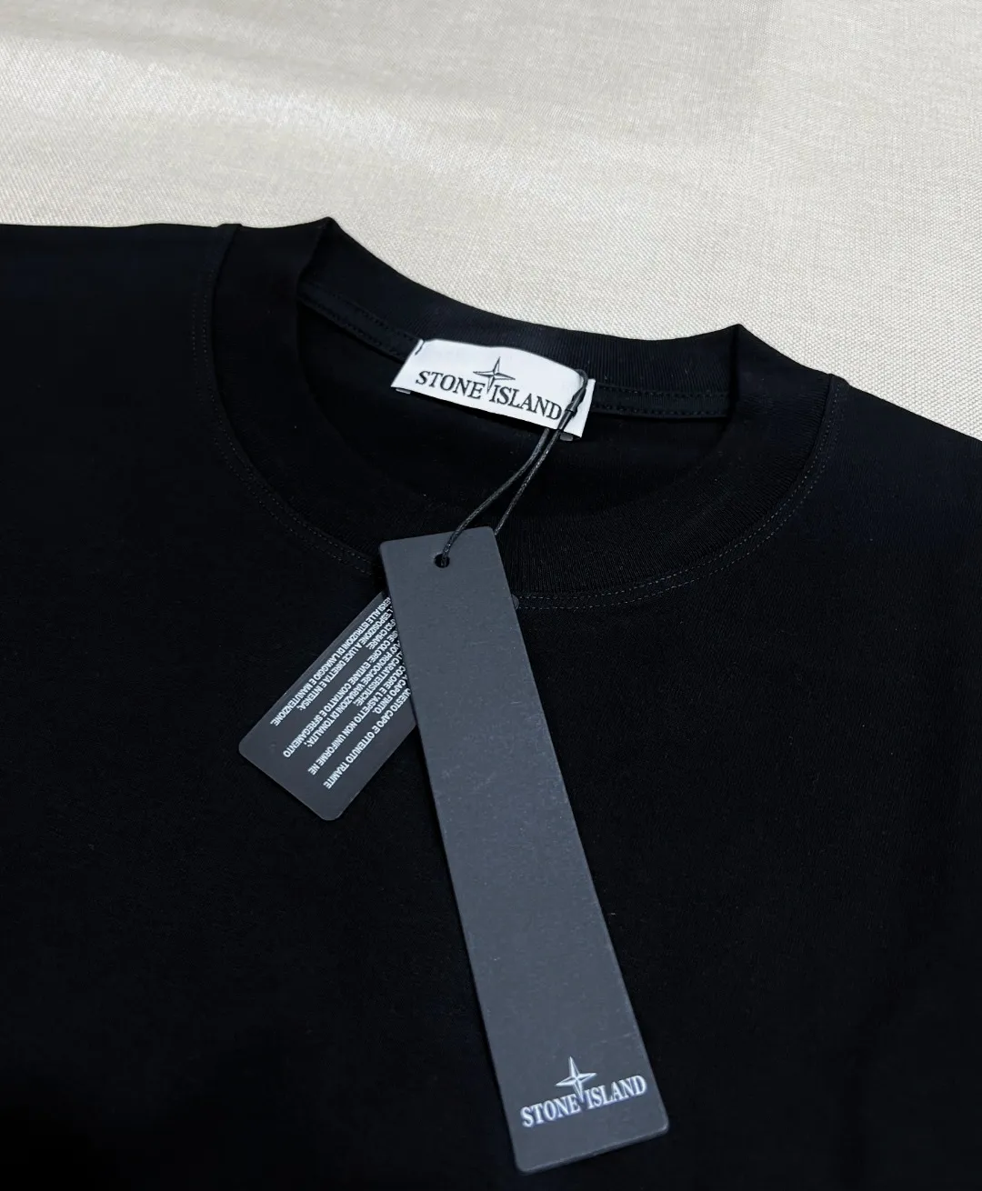 P180 Stone Island STONE ISLAND top version FW new long-sleeved T-shirt, classic style official website synchronization, embroidered small label LOGO long-sleeved T-shirt, 64-count high-density 280g double yarn pure cotton fabric, imported machine embroidered small label, embroidered letters are clean and neat, the letters are clear, supports NFC scanning to enter the official website, ready-to-wear collar hemming, shoulder hemming strips, collar tightly threaded , it has been processed by high-temperature color fixing and washing process before leaving the factory. It will not fade, shrink or pill. The style is simple, classic, soft and comfortable, a must-have wardrobe item. Color: black white, size: XS-L (the maximum L can wear 200 pounds)